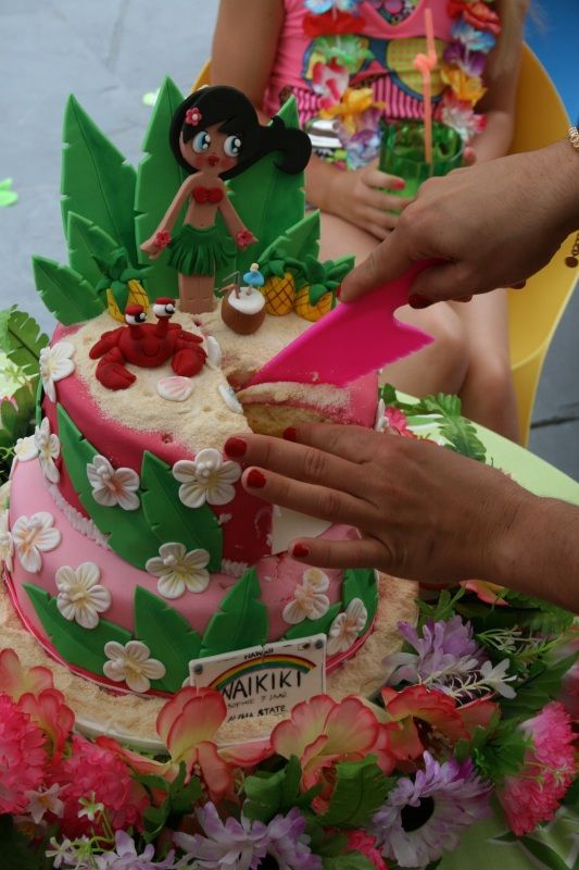 http://i35.photobucket.com/albums/d185/deesub40/Hawaiiancakecutting.jpg
