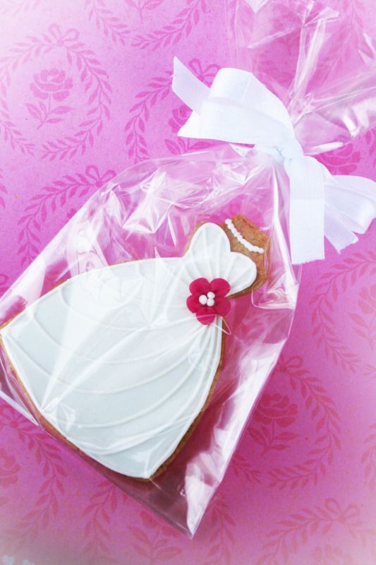 http://i35.photobucket.com/albums/d185/deesub40/WeddingCookieWrapped.jpg