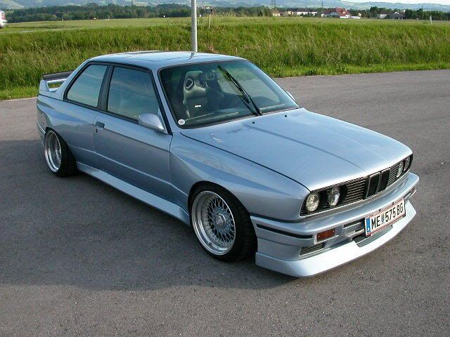 http://i35.photobucket.com/albums/d200/bimmerguy2582/bmw/e30%20M3/euro/00443ax.jpg