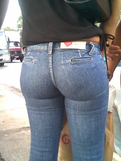 Mina en la calle nos muestra como le quedan sus jeans!!