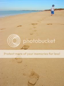 Orme sulla spiaggia - foto di Chrissi Nerantzi